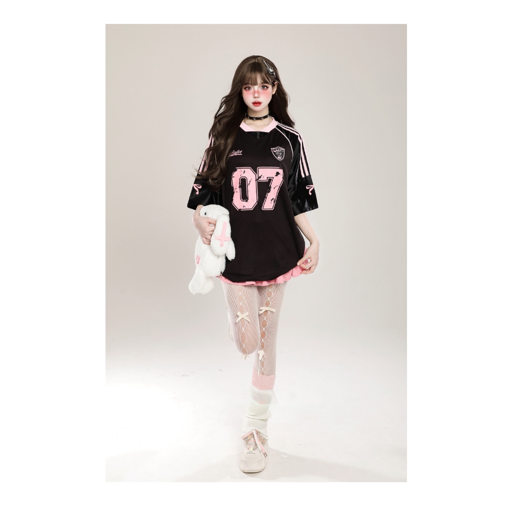 Beryl  เสื้อยืดแขนสั้นพิมพ์ลายเย็บแบบเรโทรอเมริกัน  สไตล์น่ารัก เสื้อตัวหลวมสไตล์สปอร์ตลำลอง เสื้อยืดคอวีเทรนด์ รูปที่ 4