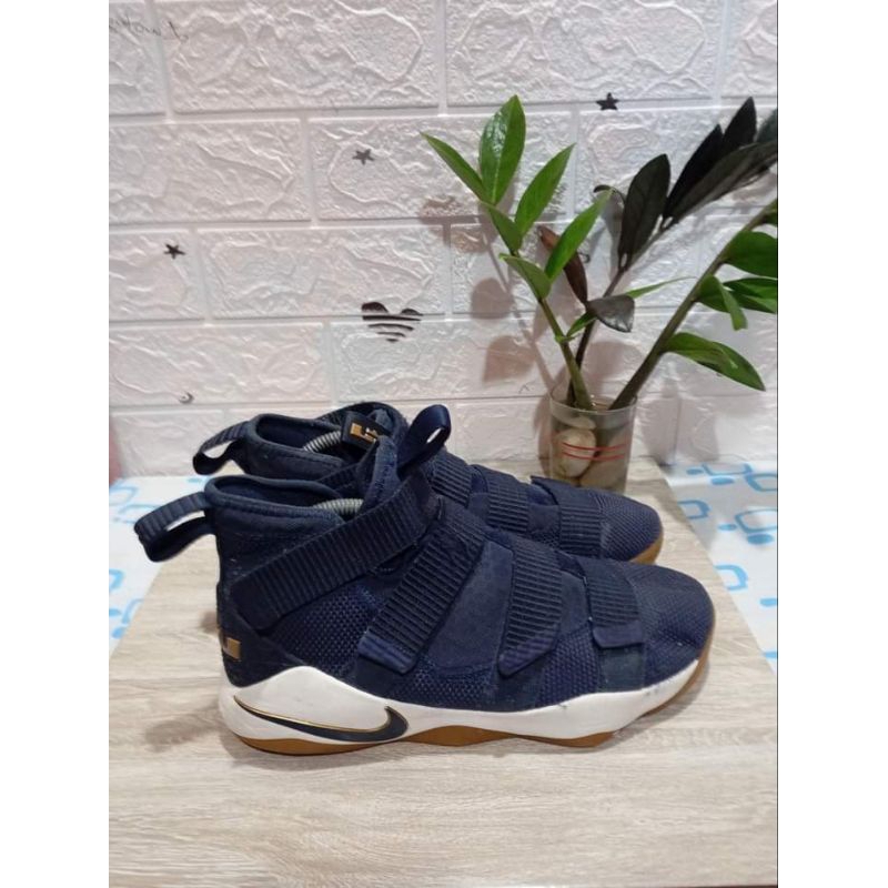 รองเท้า Nike LeBron Zoom Soldier 11
