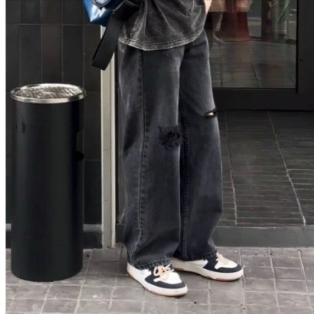 (6688)กางเกงยีนส์สีฟอก เเต่งขาดเข่า ดีไซร์เรียบง่าย ใส่ได้ทั้งหญิงเเละชาย ทรงกระบอก 6688