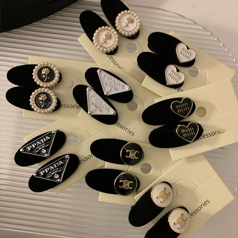 Prada ชุดกิ๊บติดผมกํามะหยี่ สีดํา ขนาดเล็ก พิมพ์ลายตัวอักษร สไตล์ฝรั่งเศส คลาสสิก แฟชั่นสําหรับผู้หญ