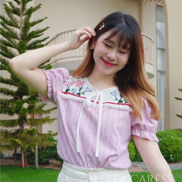 ALITTA CARESS :AC970 เสื้อลายทางชมพู ปกขาวปักดอกไม้ให้สวยโดดเด่น ขอบปกจับจีบระบายเเต่งผูกโบว์ น่ารัก