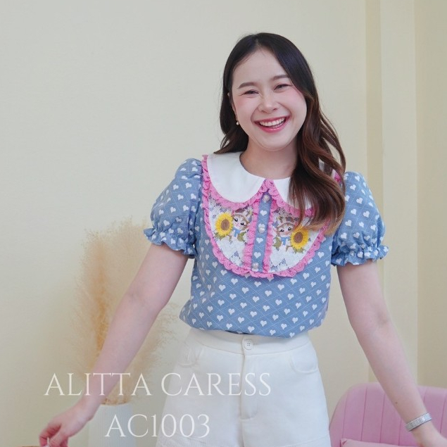 ALITTA CARESS : AC1003 เสื้อสีฟ้าลายหัวใจ ปกบนเเต่งระบาย ปกล่างปักน้องเหมียวพร้อมดอกทานตะวัน