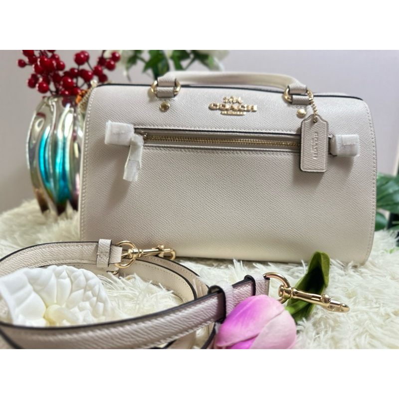 COACH แท้มือ1❤️Leather Bag หมอน 10 นิ้ว สีขาว  color: white  size: 10 1/2" (L) x 6 1/4" (H) x 5 1/2"