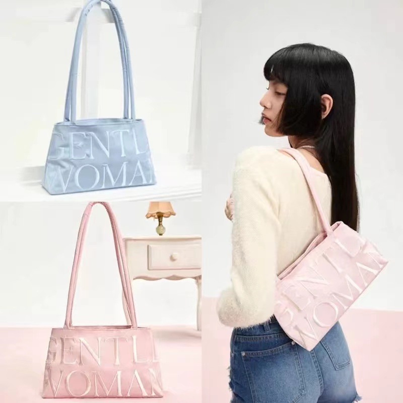 ♞,,พร้อมส่ง รอบกดออนไลน์ วันนี้-31 พ.ค. ใช้โค้ด 30% ได้ ️ Gentlewoman EN POINTE BAG ของแท้ %