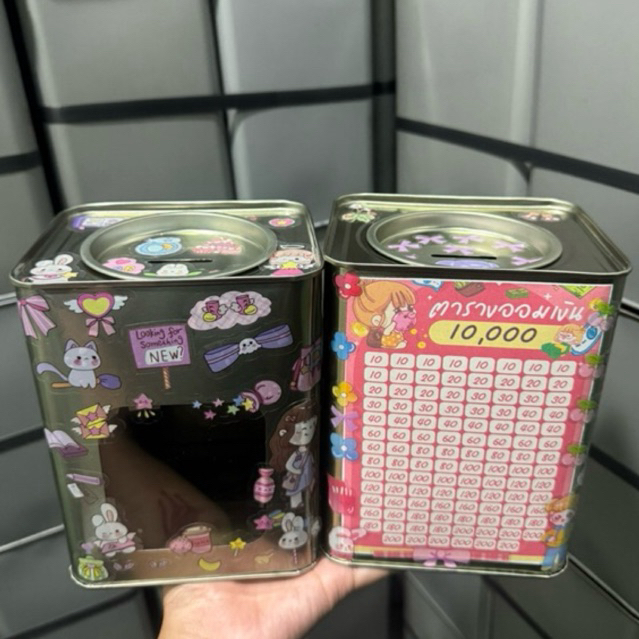 กระปุกออมสินสูง 15 CM (มีฝาหน้าต่างใส) พร้อมตารางออม 10,000 แดงและสติกเกอร์ตกแต่ง