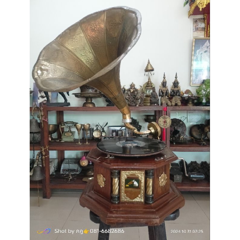 เครื่องเล่นแผ่นเสียงปากแตรเก่าโบราณ