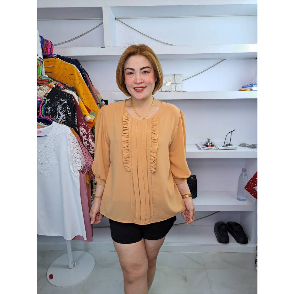 C61///เสื้อคอกลมแต่งระบายสีพื้นแขนศอก ผ้าซีฟอง ฟรีไซ38-44นิ้ว ยาว27นิ้ว หน้าผ้า44นิ้ว ราคา199บาท