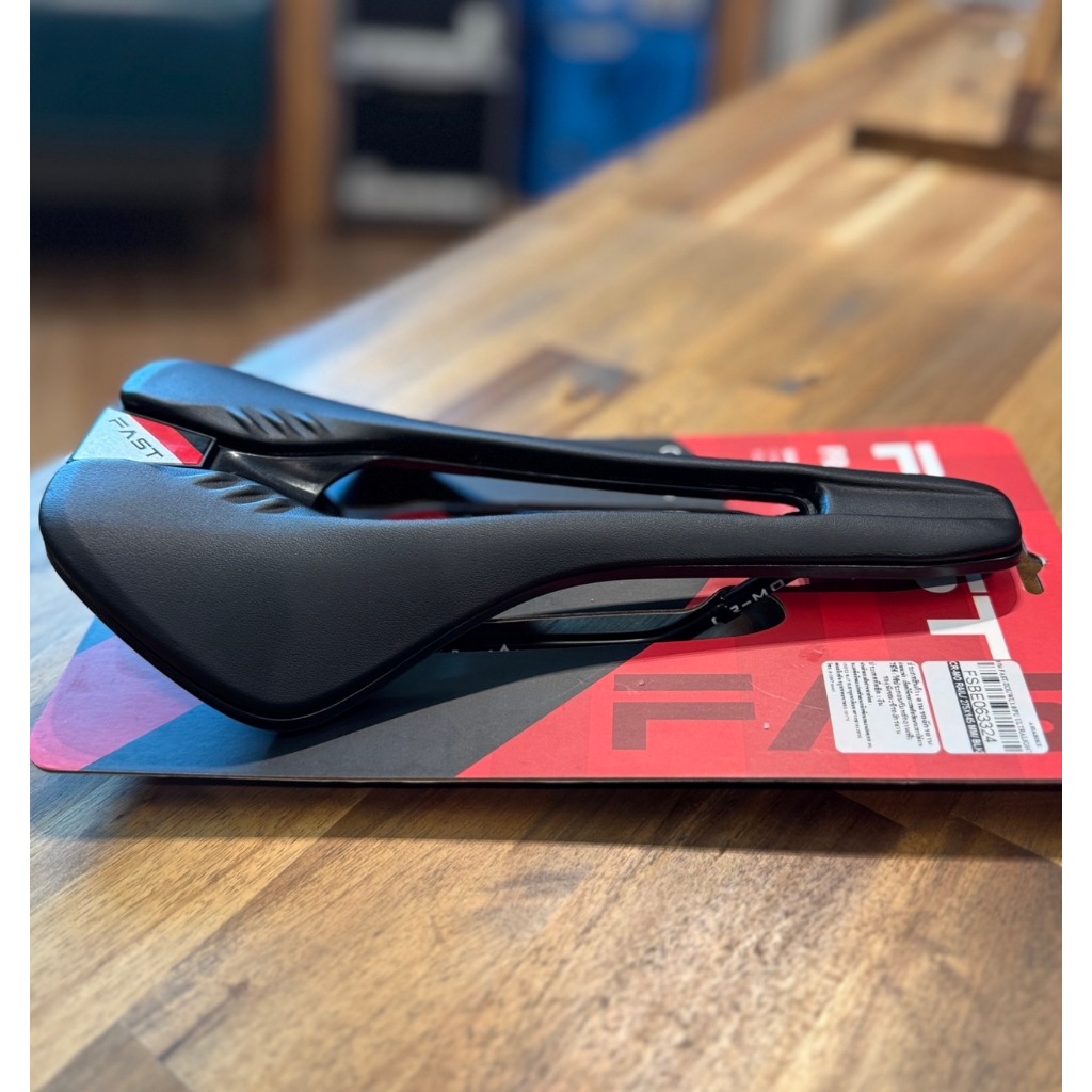 เบาะจักรยาน FAST ULTRALIGHT รูปทรงสวย นั่งสบายรองรับสรีระ ช่วยลดอาการกดทับเส้นเลือดที่เป็นสาเหตุของอาการเจ็บชา