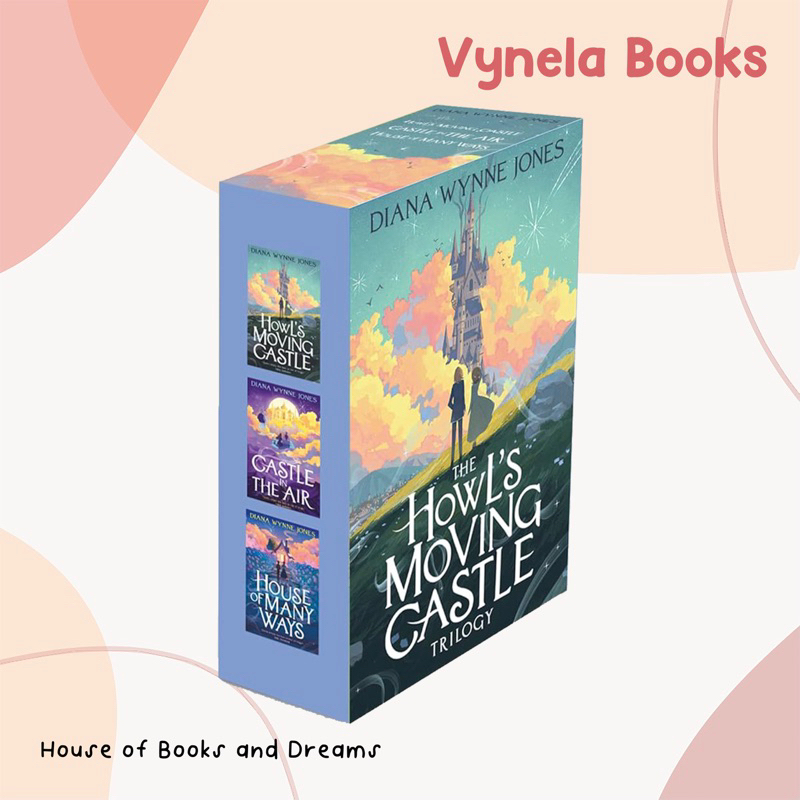 VYNELA (หนังสือภาษาอังกฤษ / BOXSET) THE HOWL’S MOVING CASTLE TRILOGY BOX SET (SLIP-CASED) — DIANA WY