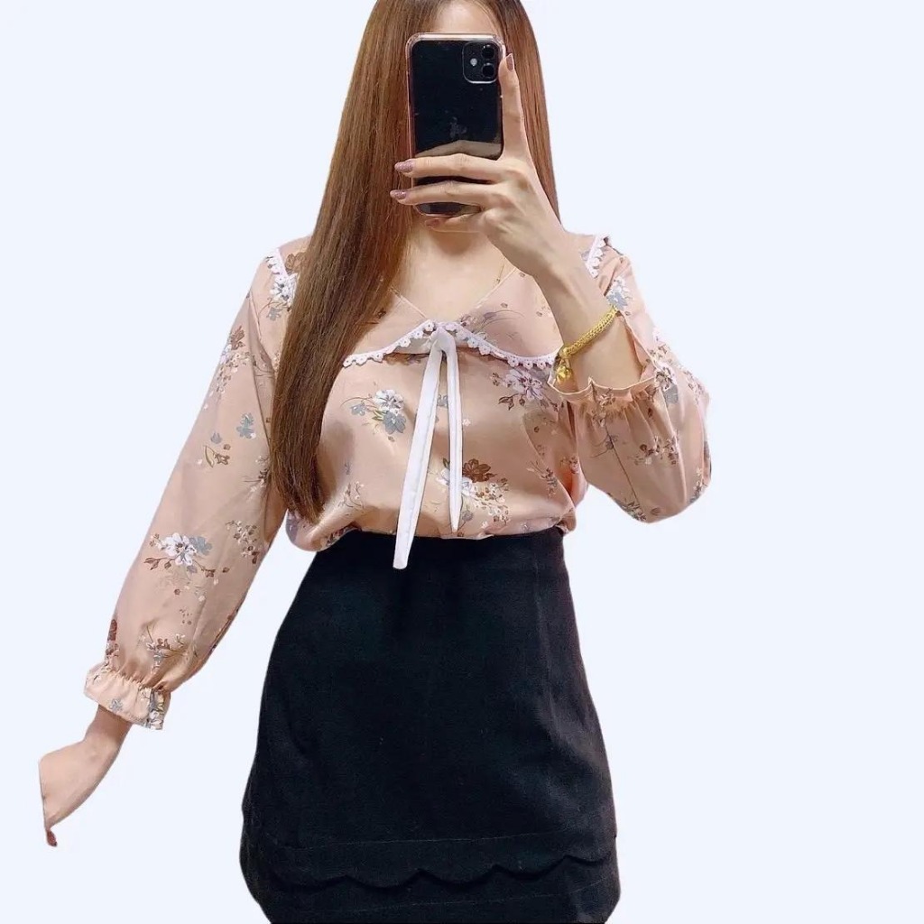 เสื้อคอบัวเเต่งลูกไม้ เเขนยาวมีสายผูกโบว์สีขาวสะดุดตา