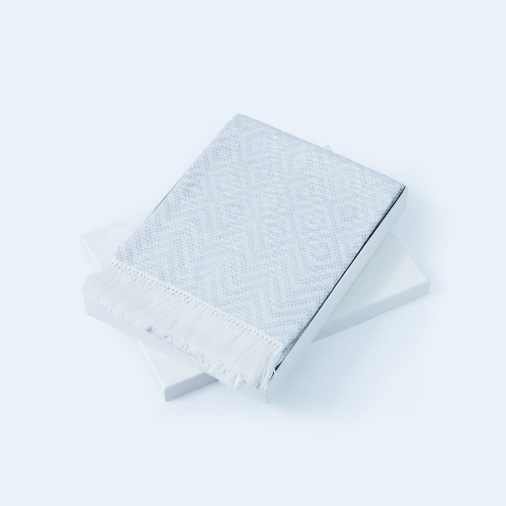 DoiTung ชุดของขวัญผ้าพันคอ SS24 – Dokkaew Silk (R&S) White Silver