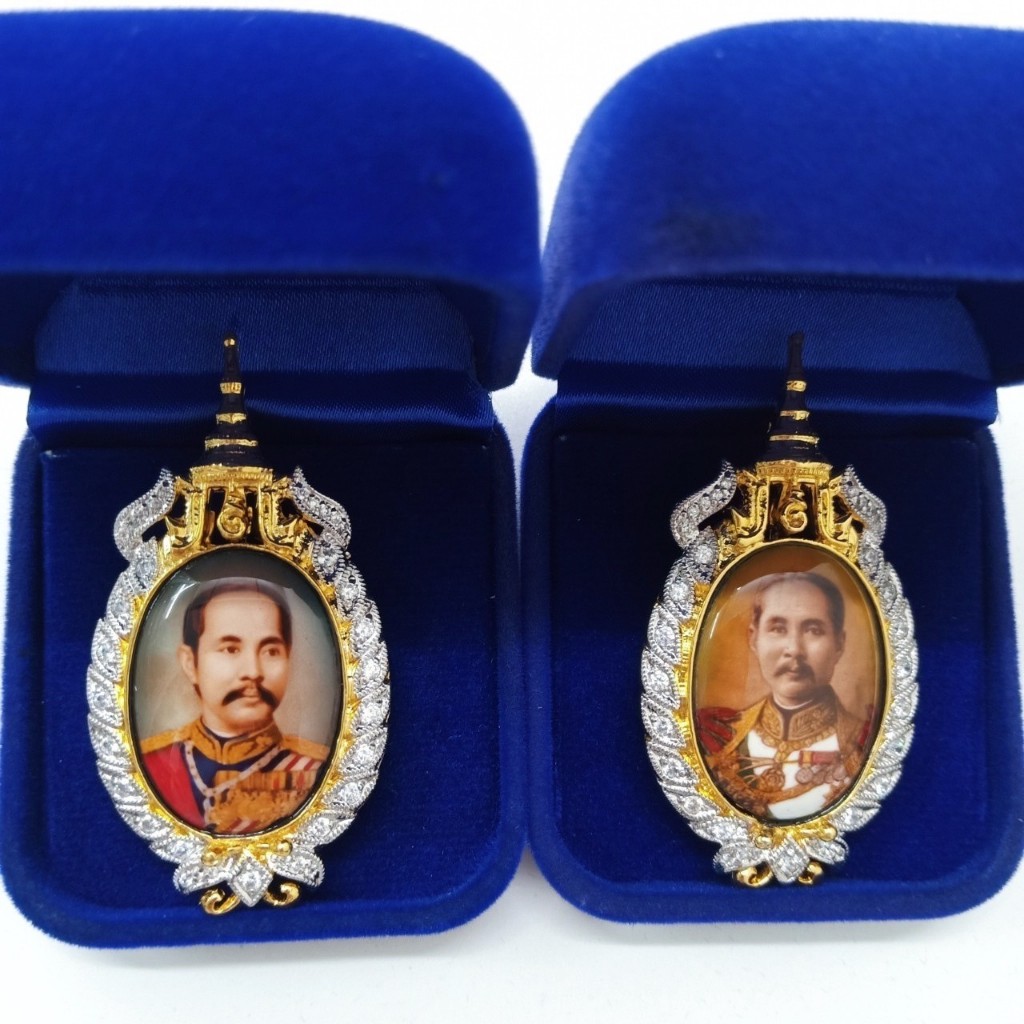 ล็อกเก็ต จี้ และเข็มกลัดที่ระลึกพระบรมฉายาลักษณ์เสด็จพ่อ ร.5 ล้อมเพชร cz ชุบ 2 กษัตริย์ ราคาพิเศษ (มี 2 แบบให้เลือก)