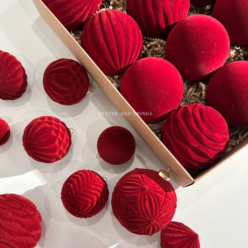 ลูกบอลกำมะหยี่คริสต์มาสเซต 12 ชิ้น สีแดง | Velvet red ornaments ball box 12 pcs. | Christmas | Oyster and Things.