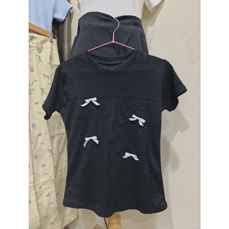 เสื้อยืดแต่งโบว์จิ๋ว น่ารักๆ (ใช้โค้ด 50% เหลือ 40 บาท)