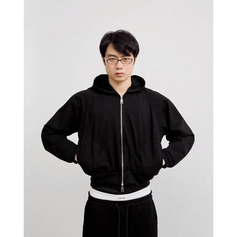 Hunter Studios - เสื้อแจ็คเก็ตแบบมีฮู้ด ทรงOversize Crop ผ้าInterlock knit รุ่นHoodie Sweatshirt