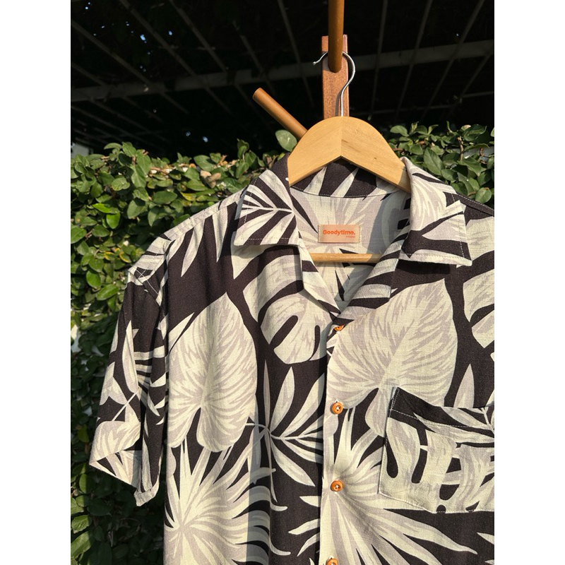เสื้อฮาวายผ้าลินินแท้ ลายใบไม้สีชาโคลตัดสลับใบไม้ครีม