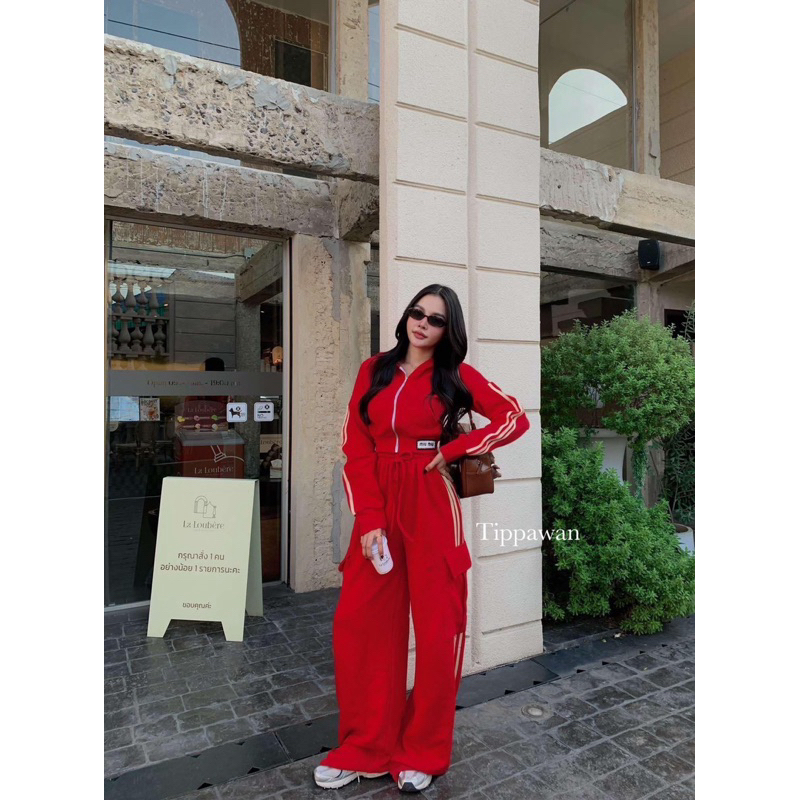 Phapassz - Set เสื้อแขนยาวครอปชิปหน้า ตีแถบทั้งตัว พร้อมกางเกงขายาวแบบใส่สบายๆลุยๆ สีแดงเริ่ด Tippawan