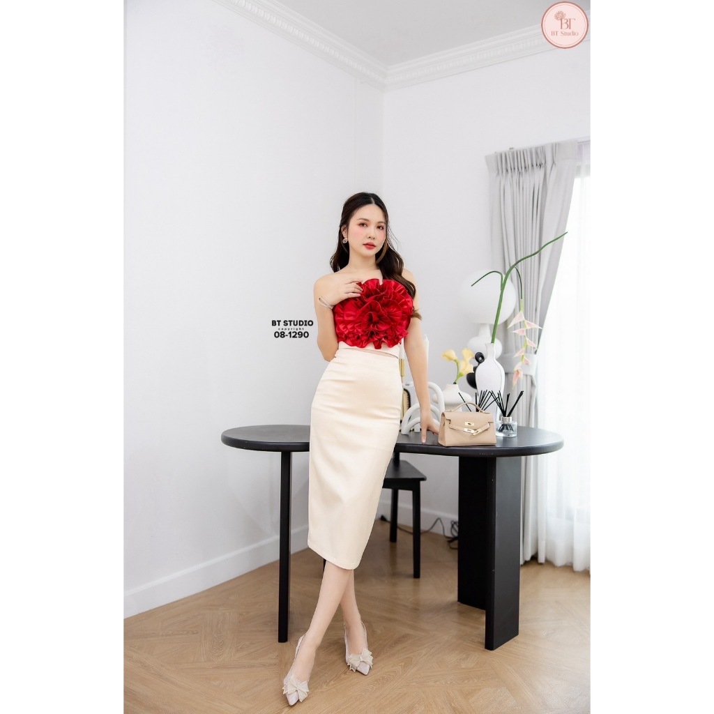 BT 08-1290  เซท 2 ชิ้น เสื้อครอปสั้นเกาะอกแต่งดอกไม้อลังการกลางอก