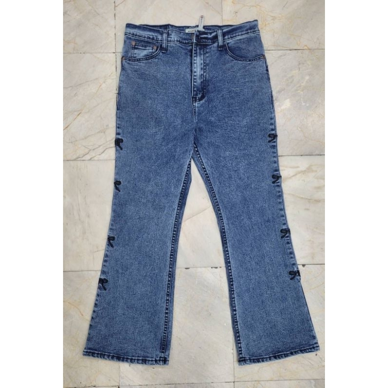 กางเกงยีนต์ขาม้า เอวสูง ขา8ส่วน ผ้ายีนต์ยืดทรงขาม้า  ปักหัวโบว์ ปลายขาเย็บ