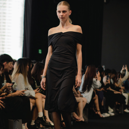 Petchploy Margot Dress - Confident Is Couture Collection เดรสดีไซน์เรียบหรูด้วยทรงเปิดไหล่