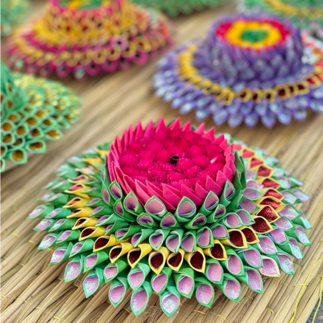กระทง กระทงใบลานย้อมสีคละสีติดดอกไม้ (สินค้าถ่ายจากงานจริง)