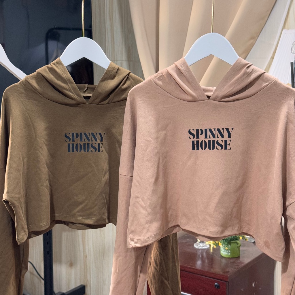 SpinnyHouse เสื้อครอปแขนยาว มีฮู้ด สกรีนโลโก้ เรียบหรูดูแพง ใส่กันแดดกันลมกันหนาวได้หมดจ้า รุ่น ฮู้ดกรีนหน้าหลัง