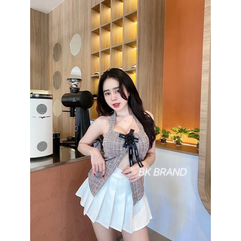 Bk เซต2 ชิ้น คล้องคอผ่าหน้า ผ้าทวิส ติดดอก คามิ ลิปบิ้น Chanel งานสม็อคหลัง ซิปข้าง กระโปรงจีบผ้าบาร์บี้ดึงยางหลัง