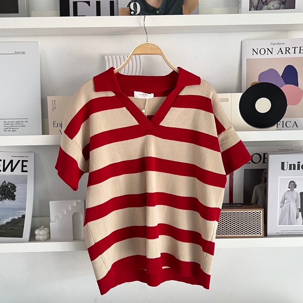 Lawyer Closet | [62426] เสื้อไหมพรมแขนสั้น ลายริ้วคอปก ลายริ้ว ใส่สบาย แมทช์ได้หลายลุค ตอบโจทย์วัยทำงาน