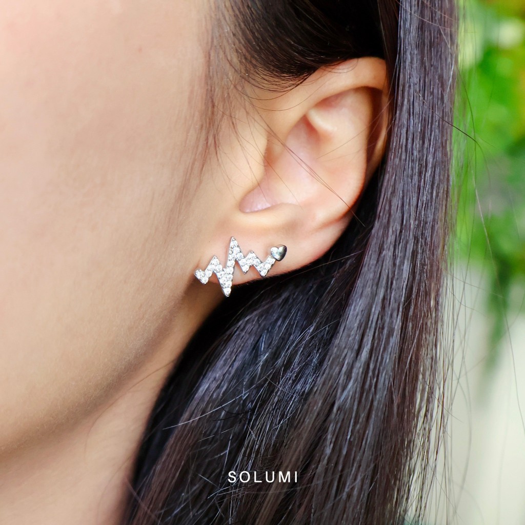 ต่างหู ประดับเพชร รูปคลื่นไฟฟ้าหัวใจ 💕SOLUMI Heartbeat earrings💕 ต่างหู Nickel free