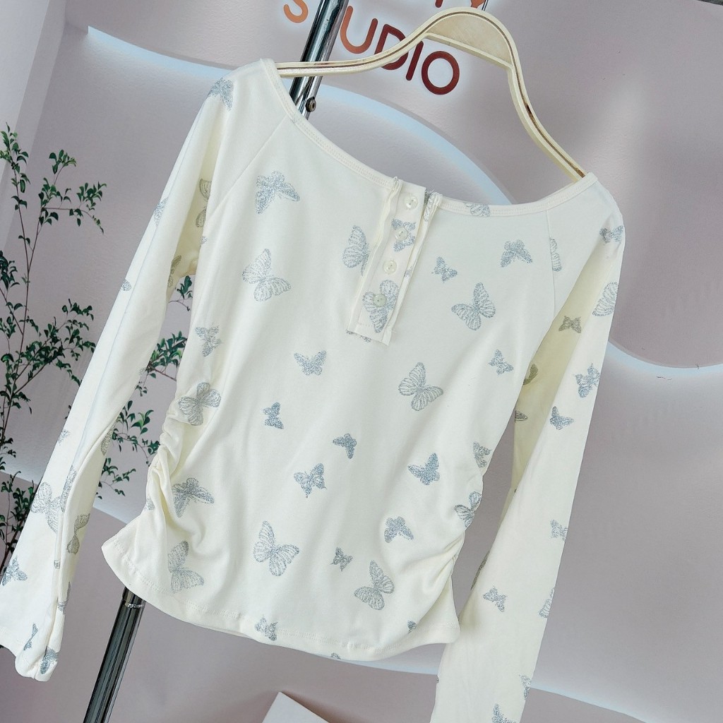 120-121 เสื้อยืดแขนยาว คอปาดแต่งกระดุม ลายผีเสื้อ