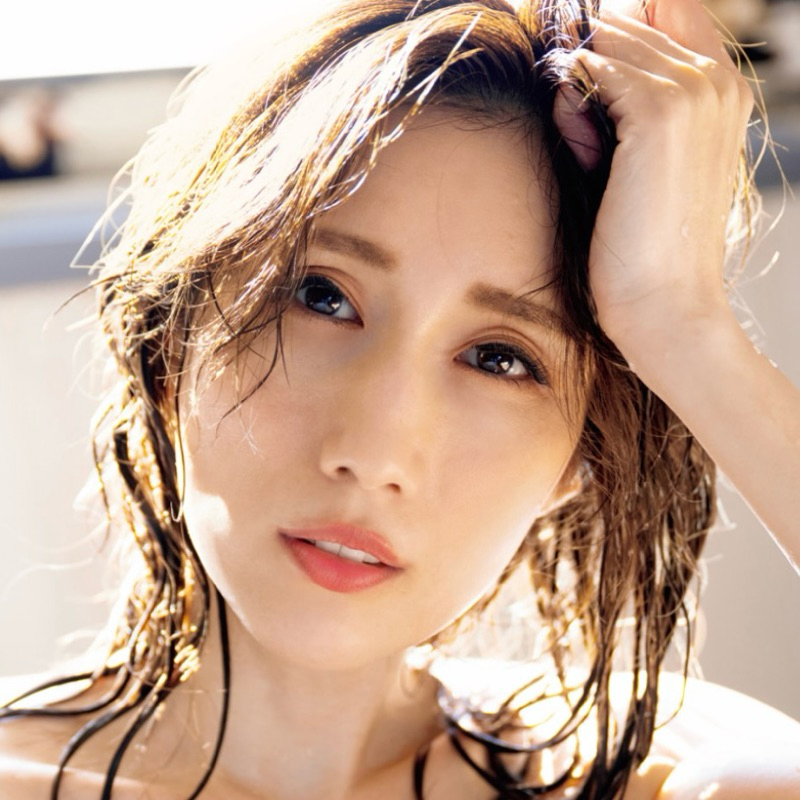 Julia Photobook [J Queen] **Limited 3,000 Copies**