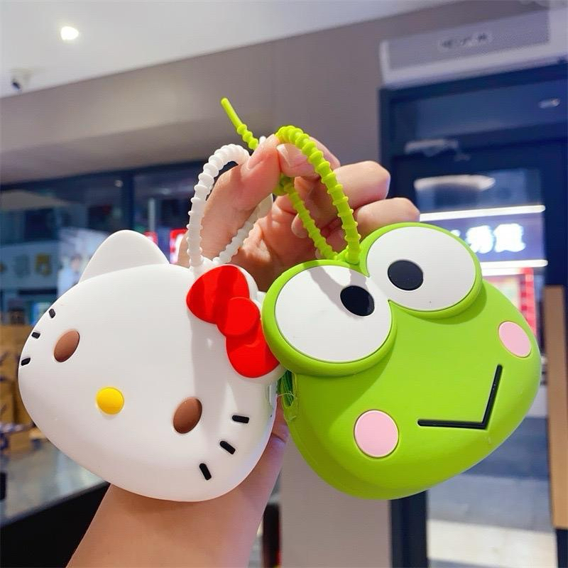 พร้อมส่ง! กระเป๋าซิลิโคนช่องซิป ใส่หูฟัง ใส่เหรียญ คล้องกระเป๋าได้ ลาย SANRIO