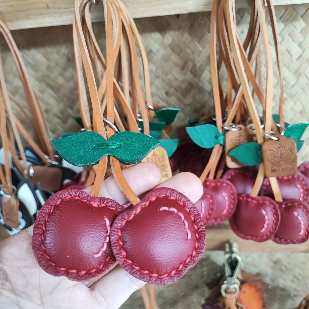 ที่ห้อยกระเป๋าหนังแท้ เชอร์รี่ สายหนัง ดีไซน์เรียบหรู งานเย็บมือ ทนทาน ใช้งานได้หลากหลาย