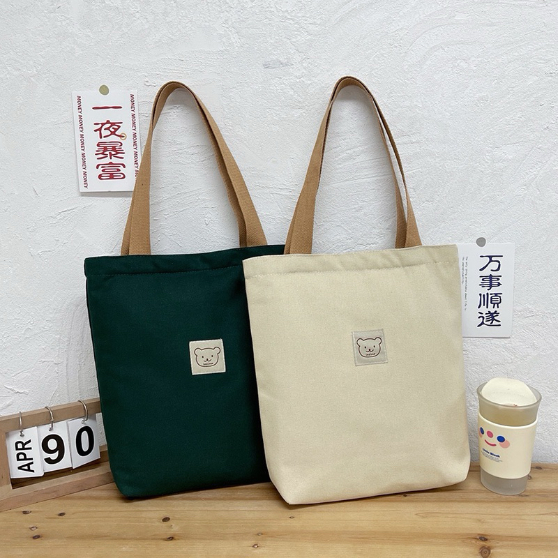 มี 2 แบบ แบบถือและสะพายไหล่ กระเป๋าผ้าโลโก้หน้าน้องหมีน่ารัก 🐻มีซิป ผ้าแคนวาส น้ำหนักเบา👍🏻 - รูปที่ 4