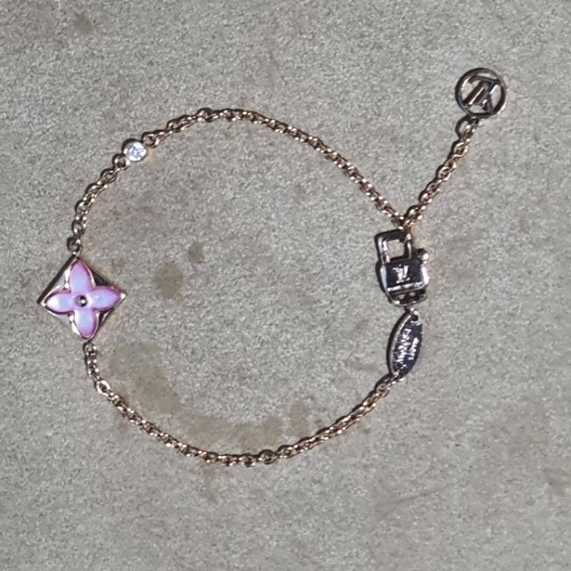 สร้อยข้อมือ Louis Vuitton LV กำไล โซ่⚠️สินค้ามือสอง⚠️รบกวนอ่านก่อนนะคะ🙏🙏