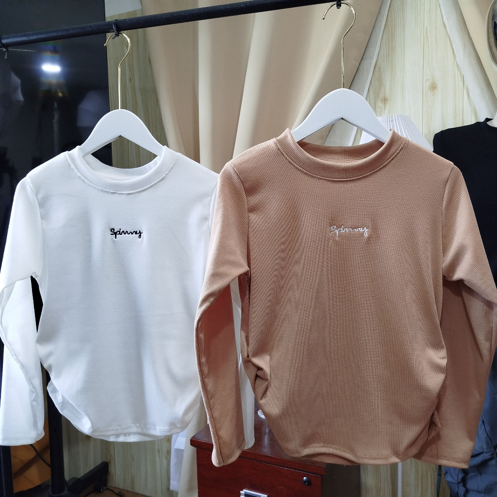 เสื้อครอปแขนยาว ผ้าร่อง ย่นข้าง แต่งปักโลโก้ร้าน ผ้ายืดได้เยอะ สาวอวบใส่ได้ รุ่น ร่องยาวปัก