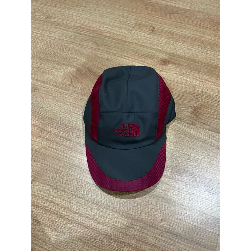 [มือสอง - มือรอง] ส่งต่อ หมวกแก๊ป หมวกวิ่ง ผ้าร่ม the north face สีเทา แถบ สีแดง