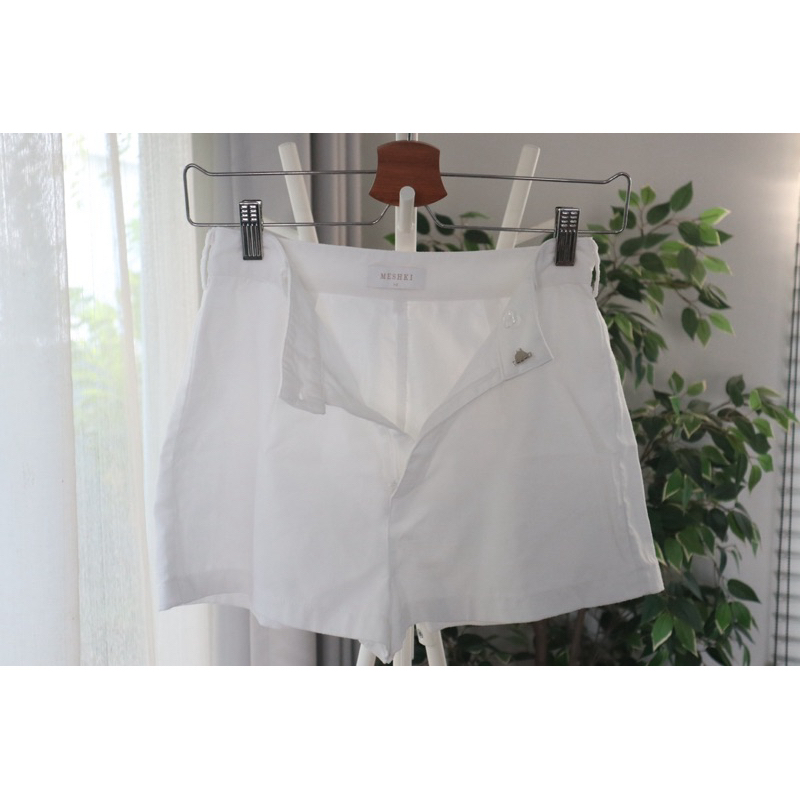 กางเกงขาสั้นสีขาวเนื้อผ้าคล้ายลินินแบรนด์MESHKI SIZE XS มือสอง สภาพดี รูปถ่ายจากสินค้าจริง
