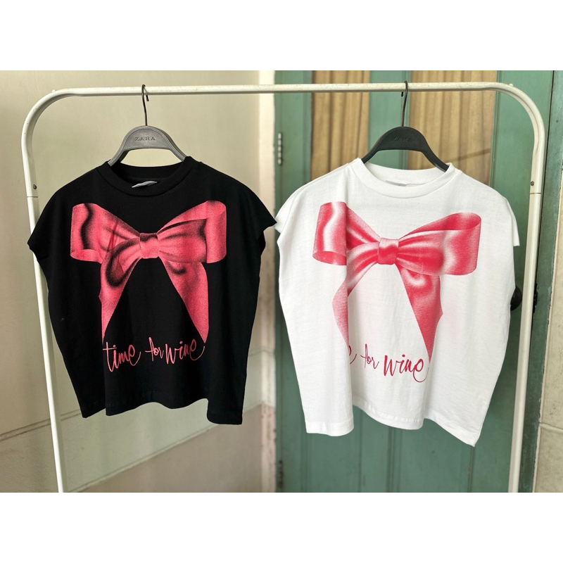 SIS.ON | พร้อมส่ง เสื้อครอป crop top แขนกุด มีแขน SHE โบว์ชมพู
