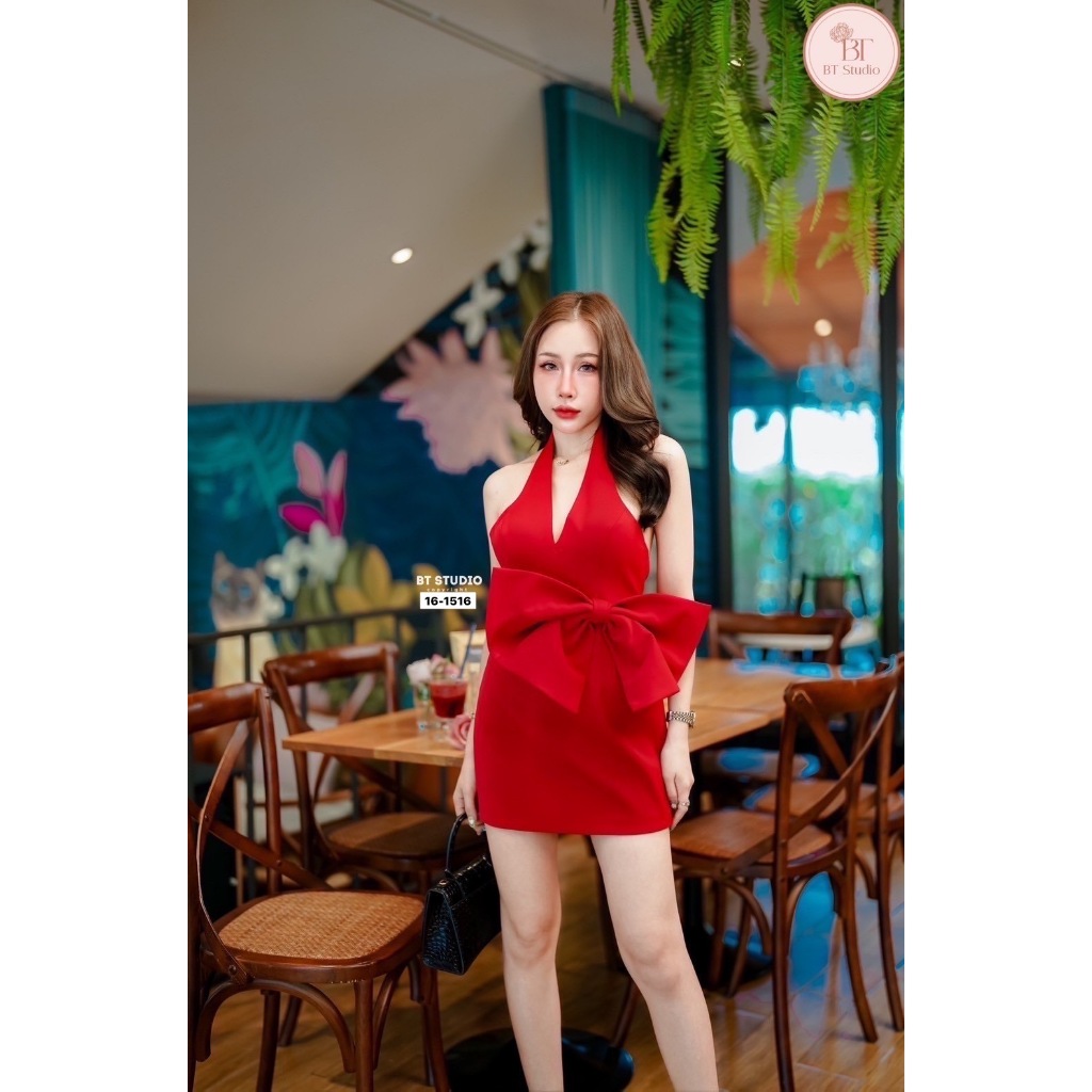BT 16-1516 เดรสสั้นแต่งสายคล้องคอ อกเสริมฟองน้ำ ซิปหลัง มาพร้อมเข็มกลัดโบใหญ่สามารถแยกติดได้หลายที่ – โปรปัง
