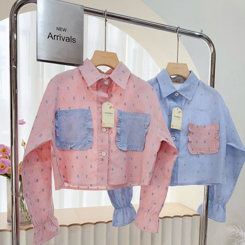 เสื้อเชิ้ตคอปกแขนยาวทรงคลาสสิค แต่งกระเป๋าคู่สลับสี ผ้าคอตตอนไดฟูกุ (Sherbet)