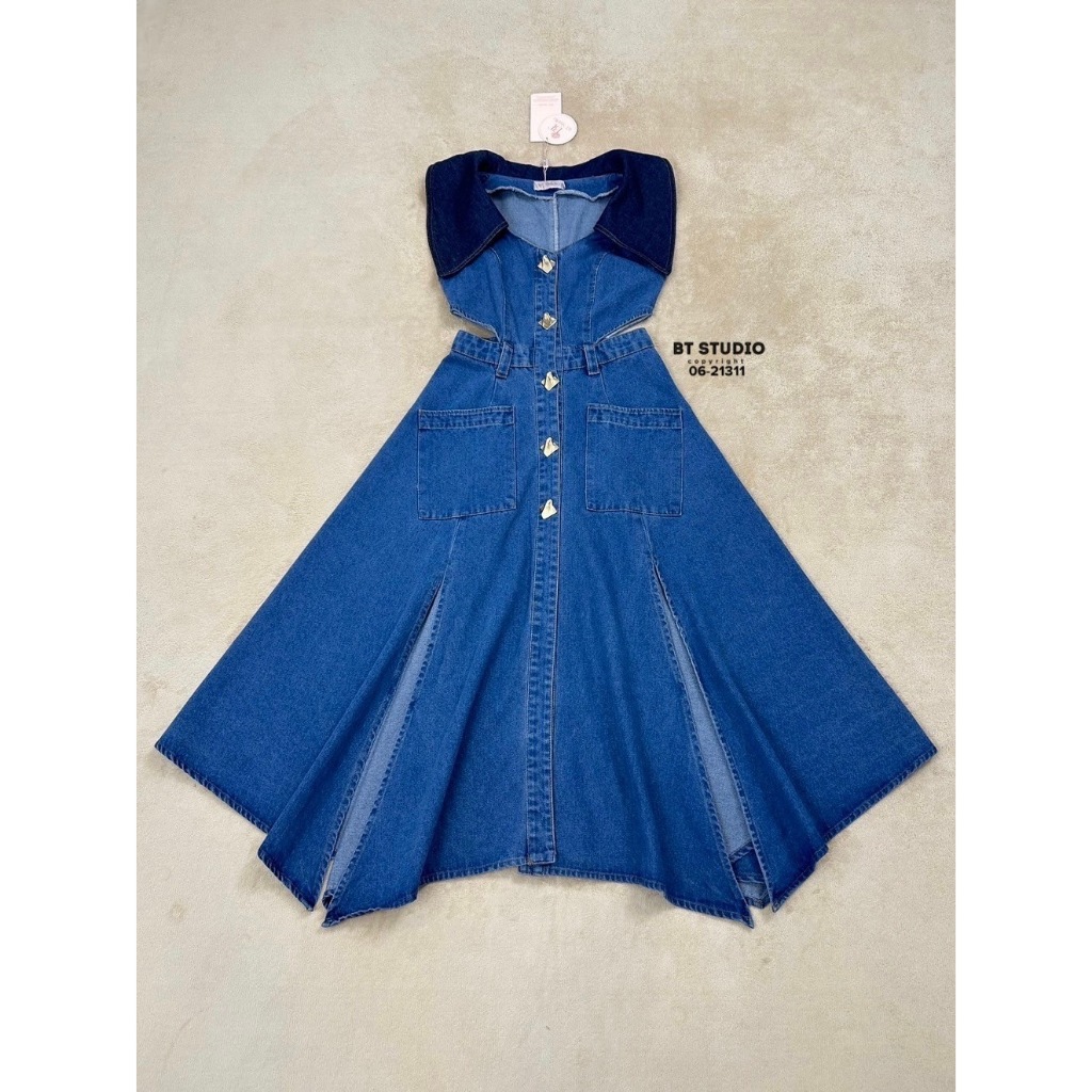 BT 06-21311 เดรสยาวแขนกุดคอปกตัดสีเข้มตัดชุด เนื้อผ้าเดนิมแต่งกระดุมหน้า เว้าเอว