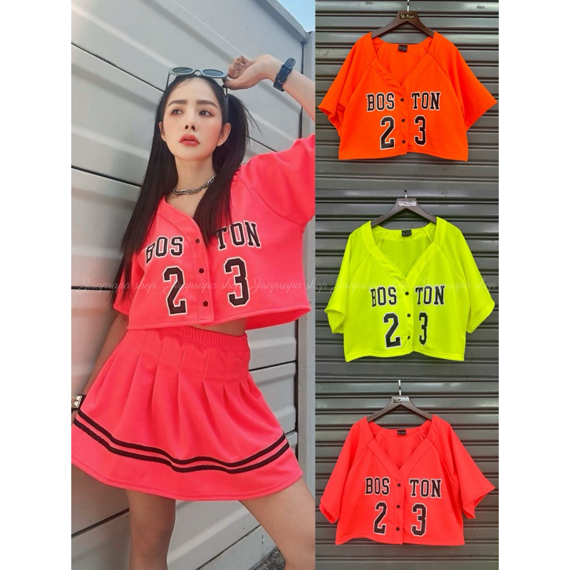 เสื้อสีสะท้อนแสง เสื้อเบสบอลสั้นสกรีนลาย 𝐁𝐎𝐒𝐓𝐎𝐍 𝟐𝟑 สีเสื้อสะท้อนแสงทุกสี (สินค้าถ่ายจากงานจริง)