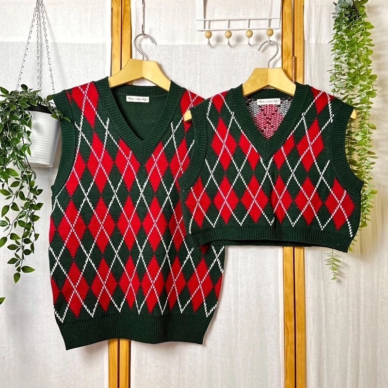 Merry Christmas limited เสื้อกั๊กไหมพรมลายข้าวหลามสีเขียวแดง มีจำนวนจำกัด