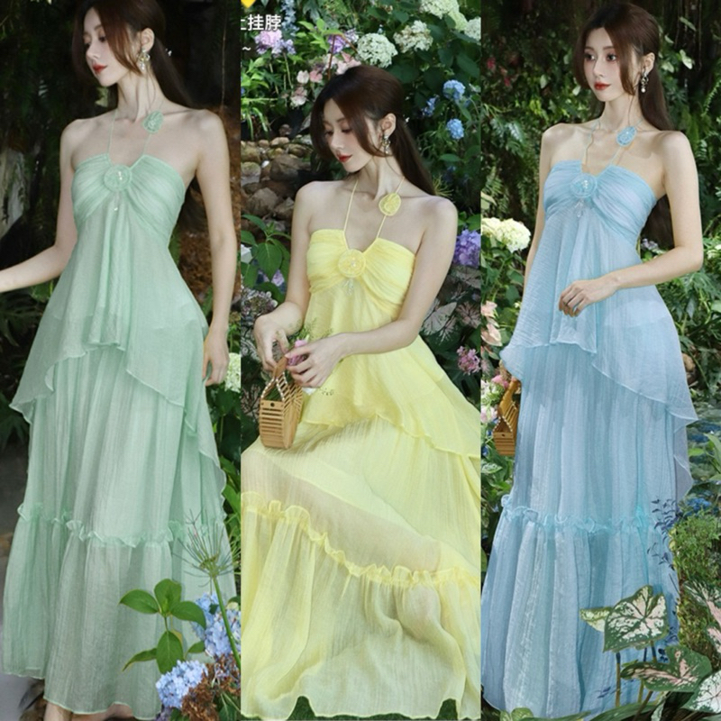 เดรสยาวผชุดเซทเข้ากับกระโปรง ริมหาดสวยสวย แต่งดอกไม้ เนื้อผ้าระยิบระยับ