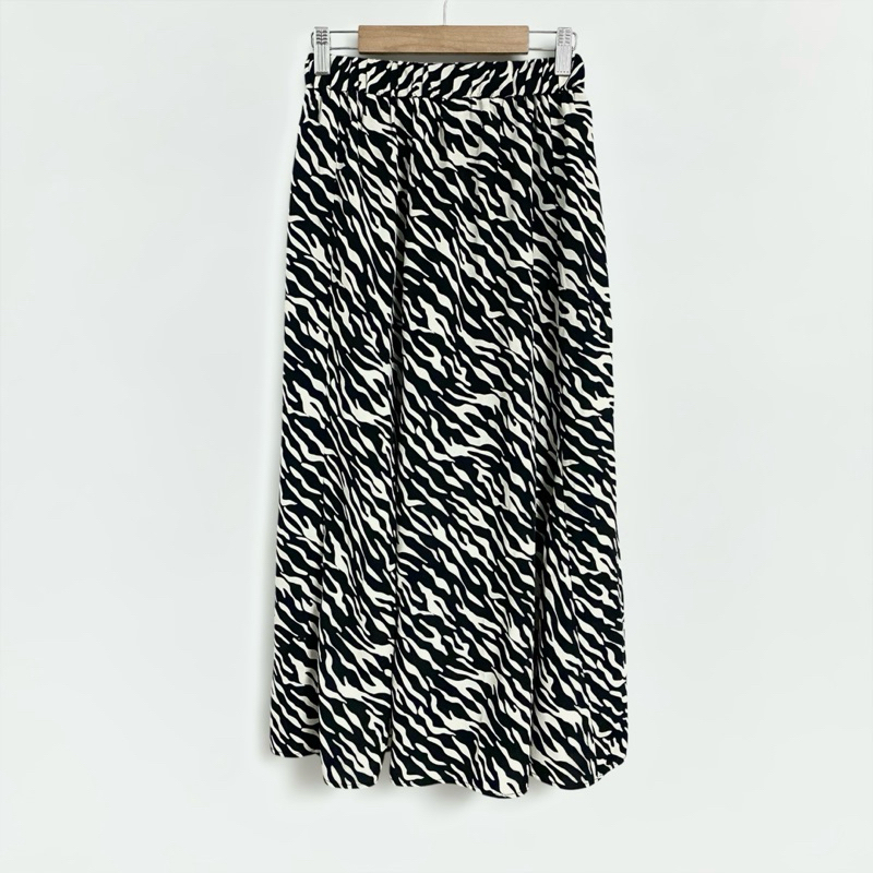 กระโปรงแบรนด์ GU (XS) มือสอง