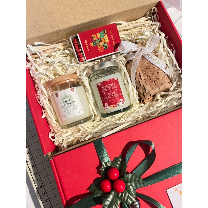 Gift Christmas NW10 ของขวัญจับฉลาก กล่องแดง เทียนหอม2ชิ้น ไม้หอม 1 ชิ้น ของขวัญคริสต์มาส ปีใหม่