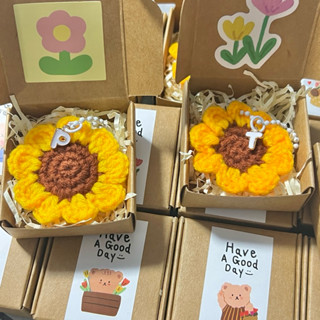 🌻พวงกุญแจดอกทานตะวันถัก พร้อมกล่องพร้อมจี้ตัวอักษร  A-Z ✅