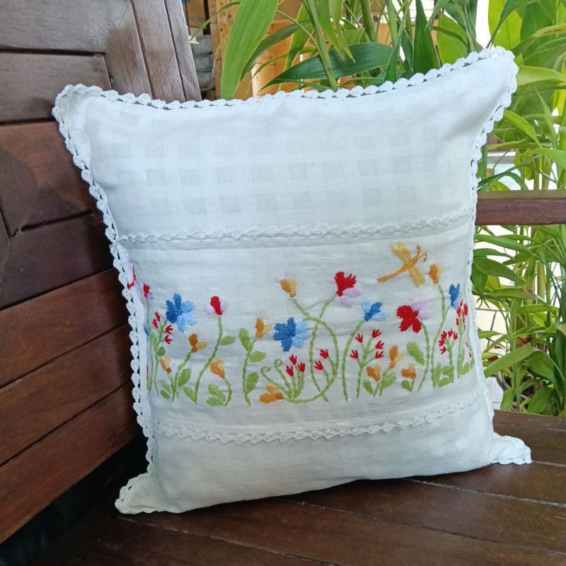 ปลอกหมอนอิง 16×16 นิ้ว ปักมือดอกไม้ ไม่รวมใส้หมอน ผ้าฝ้าย สีขาว สีฟ้า สีน้ำตาล สีเทา ถักขอบระบาย🌺🌺🧚🧚