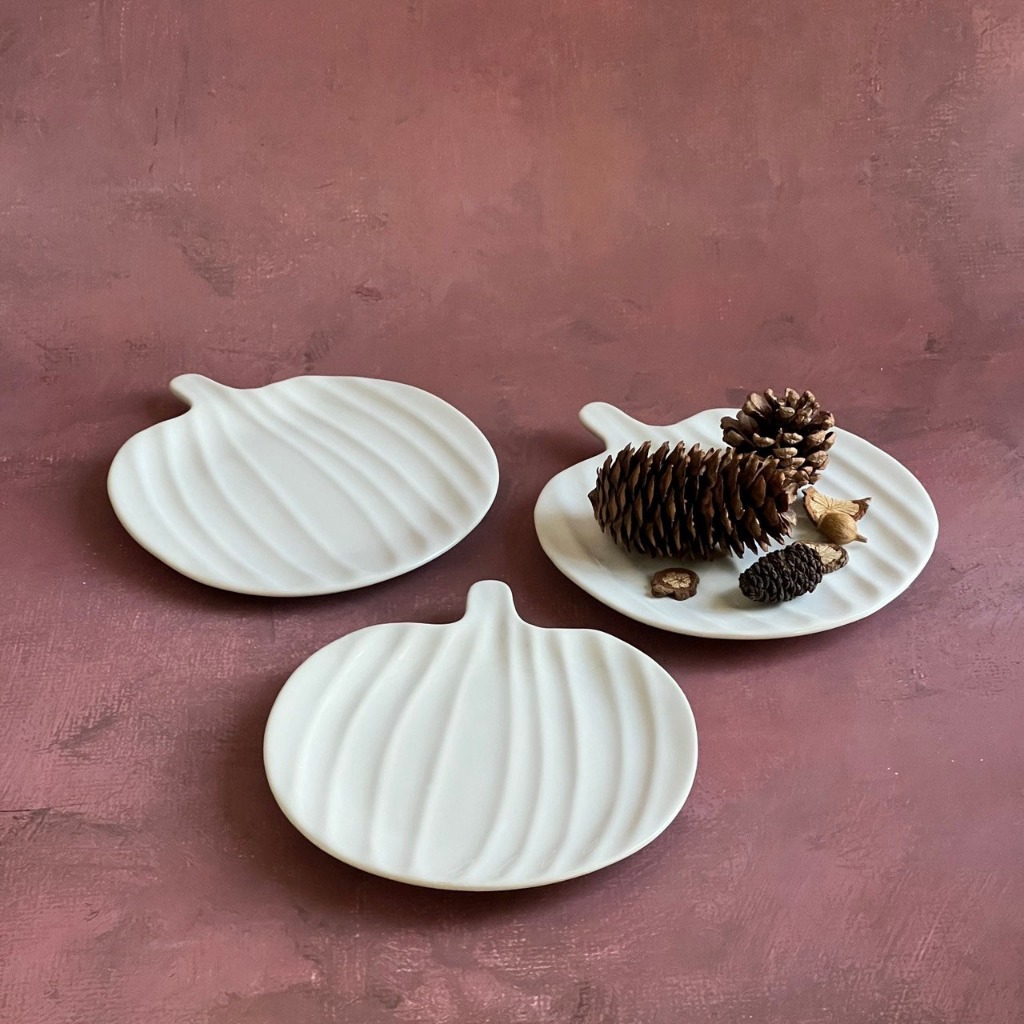 จานรูปฝักทอง จานเซรามิค จานขนม ขนาด 5 นิ้ว เคลือบเงาสีขาว - AT1CERAMIC